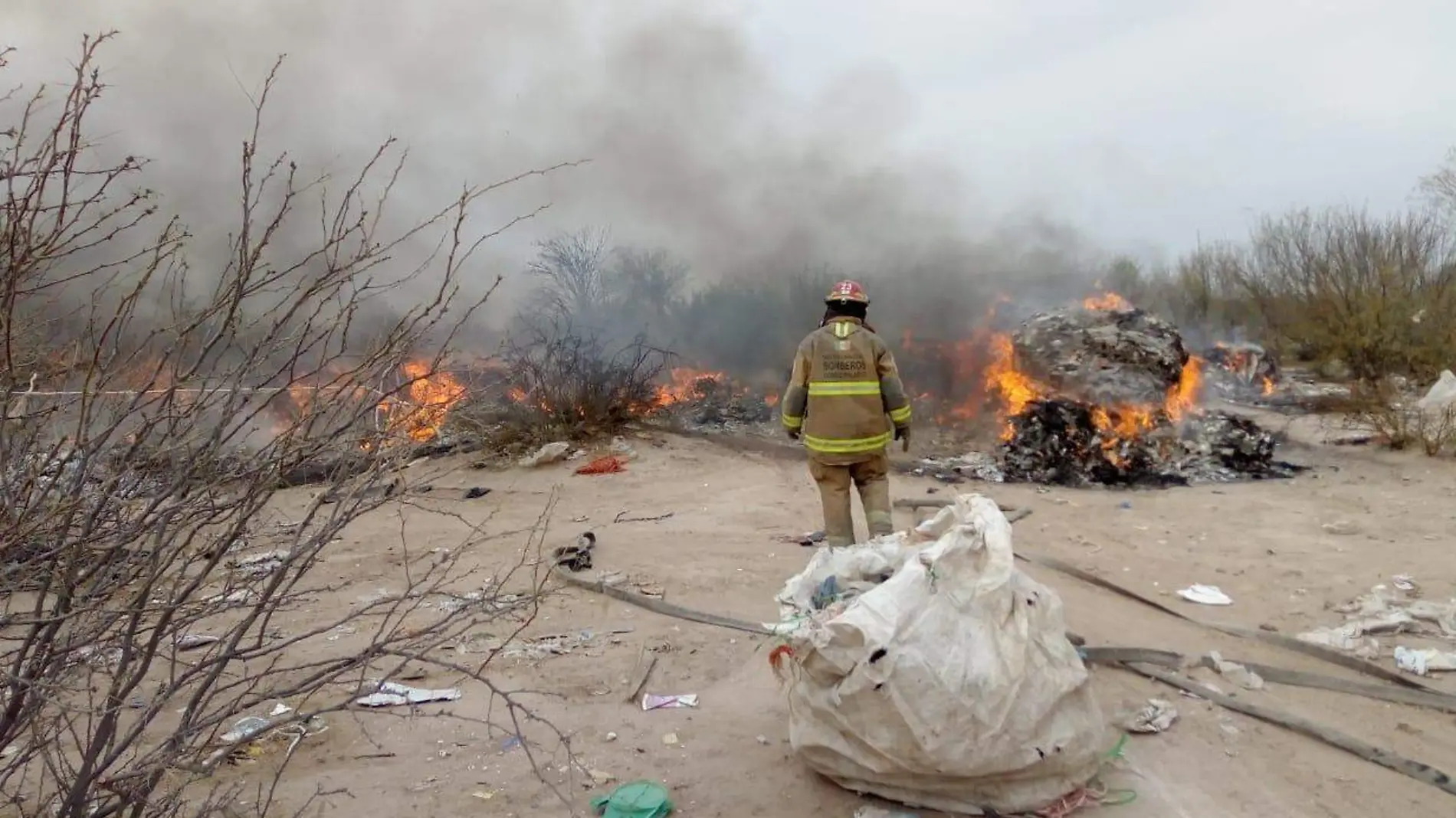 45 WEB Se incendia tiradero de basura en Gómez Palacio